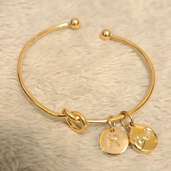 #359 Gold tone bracelet with letter R - Picture 3 of 3